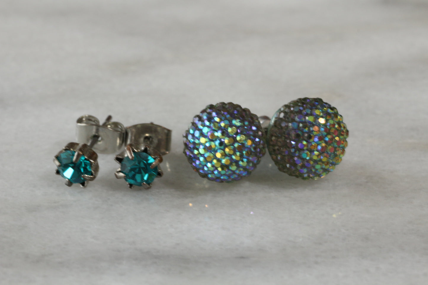 復古藍綠色和 AB 球形水晶兩對耳環